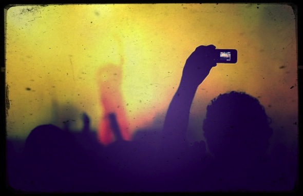 ABSURDE : CES GENS QUI FILMENT  LES CONCERTS