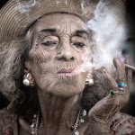 SERRER UNE VIEILLE, OUI, MAIS VIEILLE COMMENT?